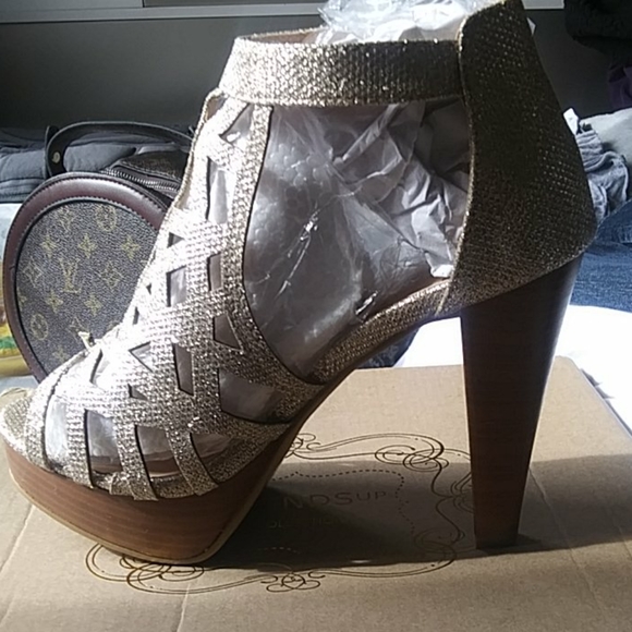 Heels - Picture 3 of 3